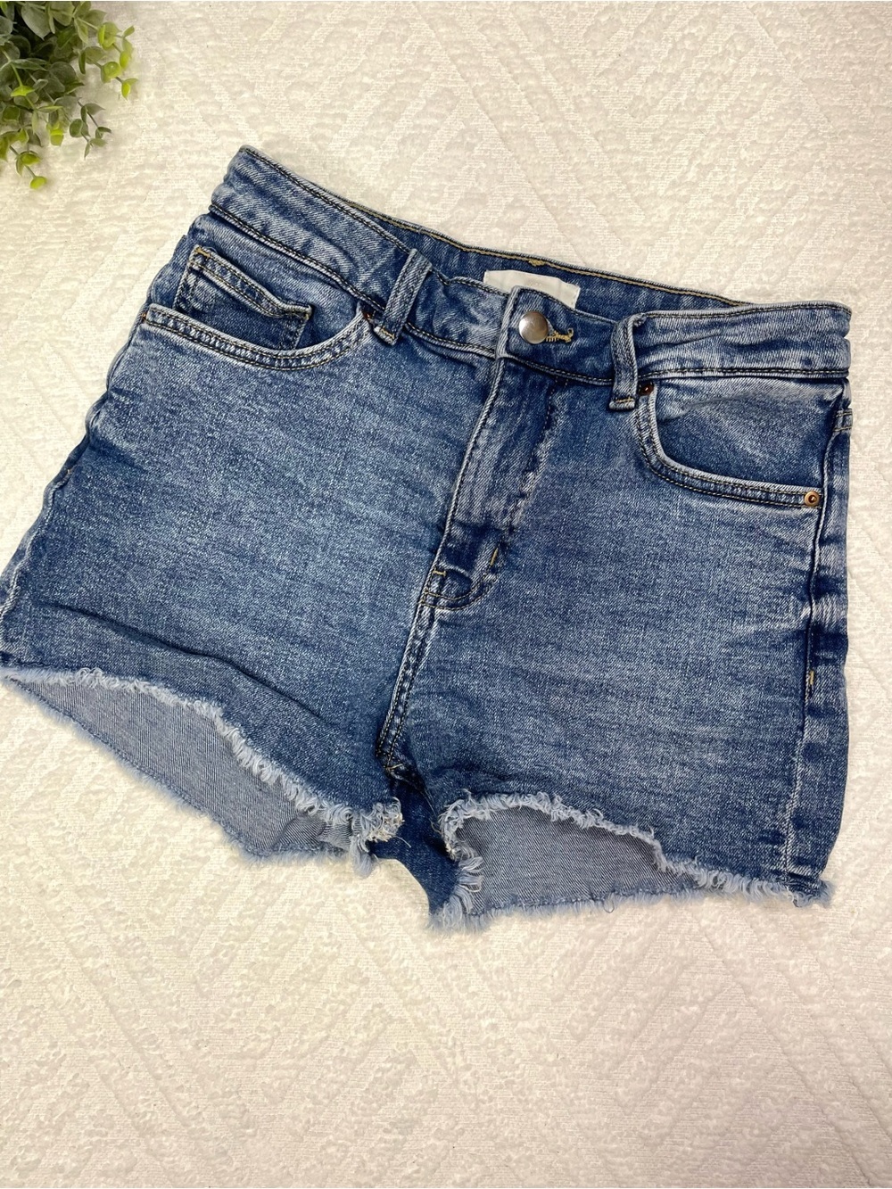H&M High Waisted Denim Shorts Women's Size 6 Frayed Hem Mini Blue Jean Shorts